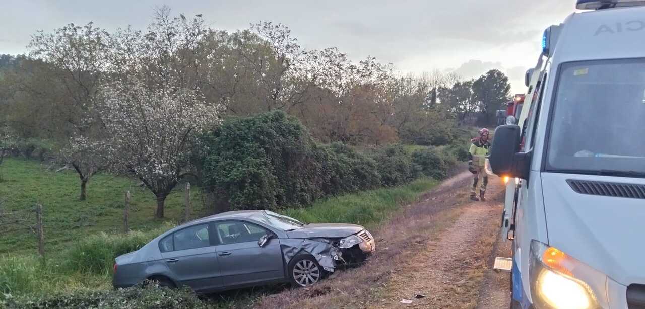 Uno de los coches implicados en el accidente en Galaroza