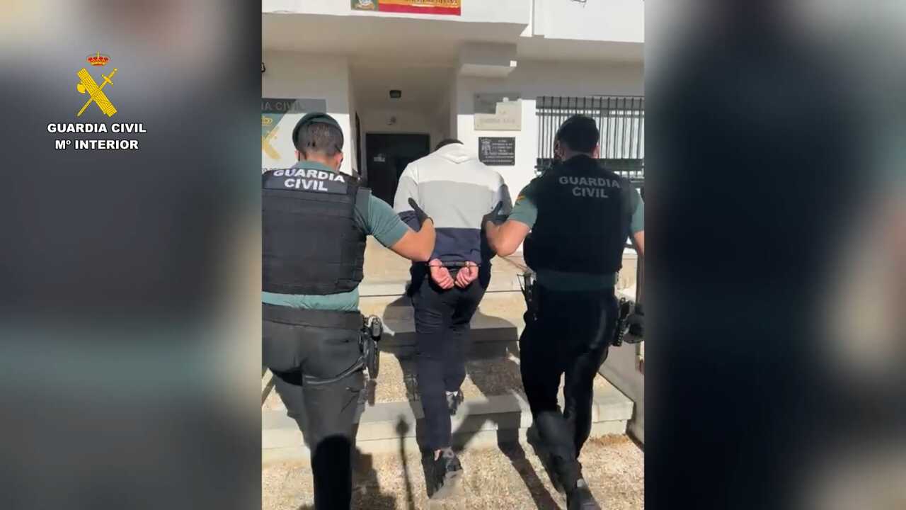 La Guardia Civil llevándose al detenido. Fuente: Guardia Civil