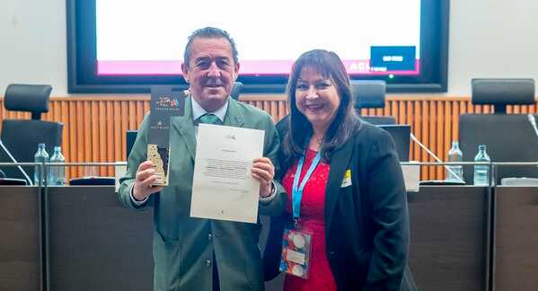 Suárez muestra el premio recogido en Madrid