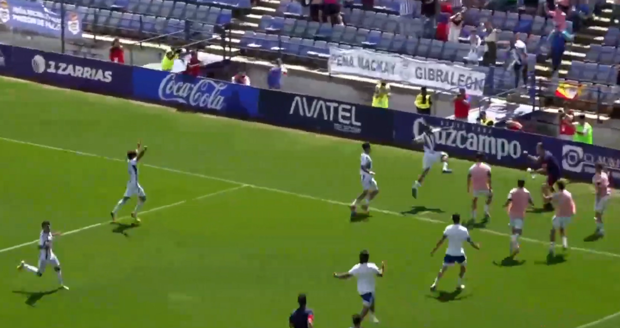 Pecellín celebrando junto con sus compaleros el gol del triunfo