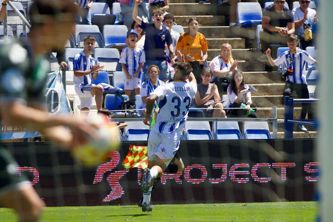 Pecellín celebra el 3-2. Fuente Alberto Díaz.