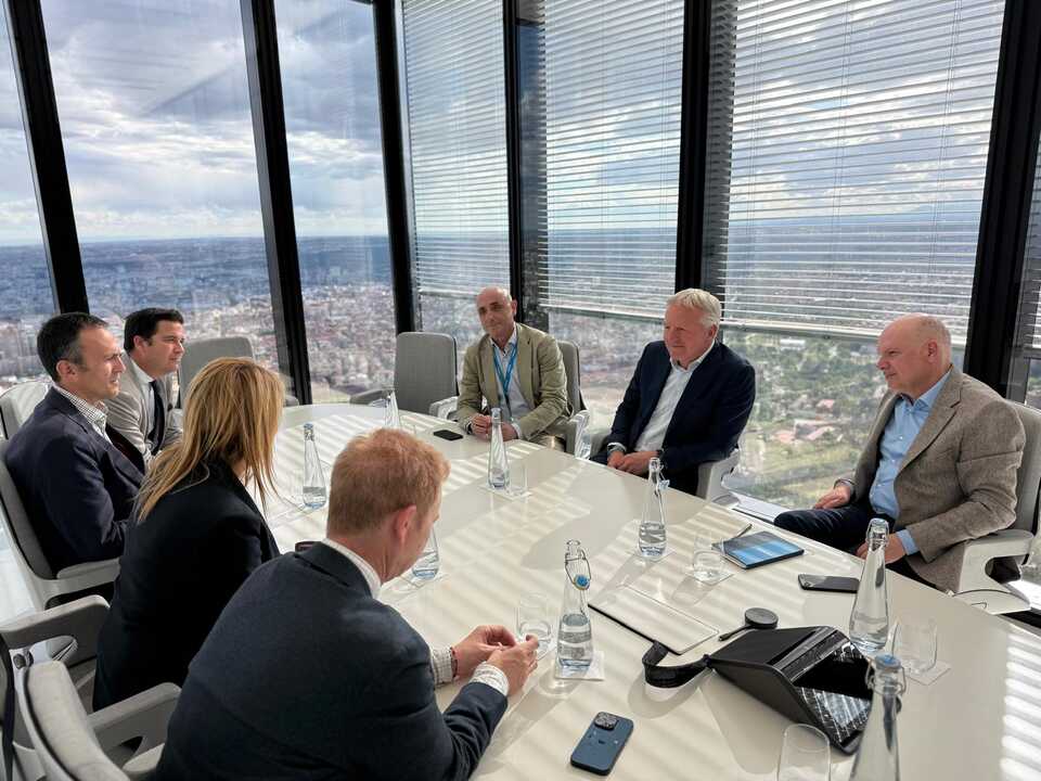 Ayuntamiento de Huelva y Moeve en una reunión en Madrid. Fuente: Facebook Ayto. Huelva