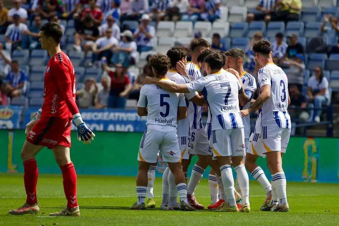 Los jugadores del Recre celebrando un gol en la última jornada de liga