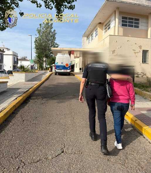 Mujer desorientada en Almonte. Fuente: Policía Local de Almonte