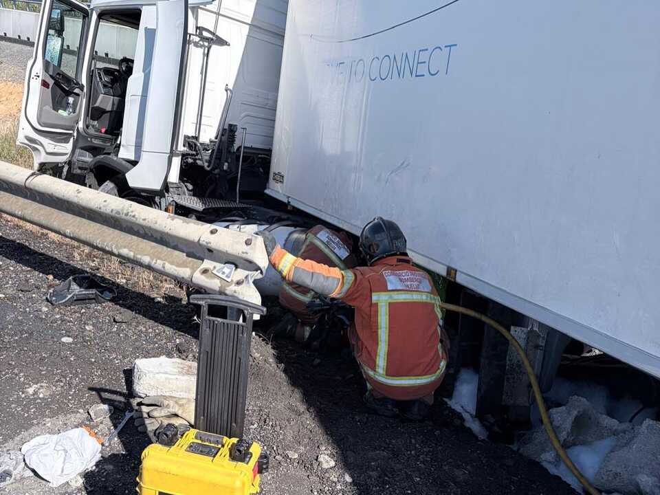 Bomberos en el lugar del accidente. Fuente Facebook Consorcio Provincial Bomberos Huelva