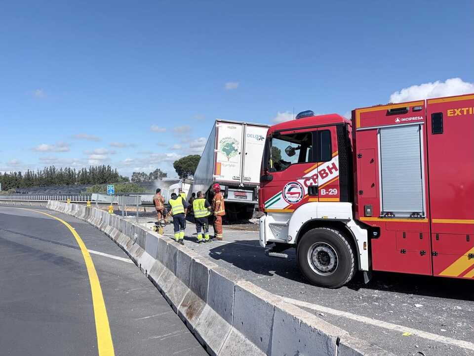 Bomberos en el lugar del accidente. Fuente Facebook Consorcio Provincial Bomberos Huelva