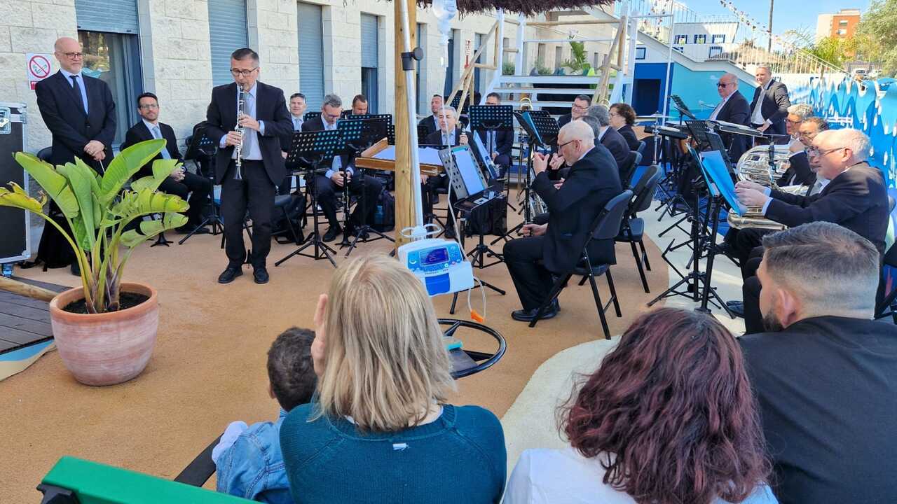 La Banda Sinfónica Municipal durante el concierto celebrado en el Patio del Amor del Hospital Juan Ramón Jiménez