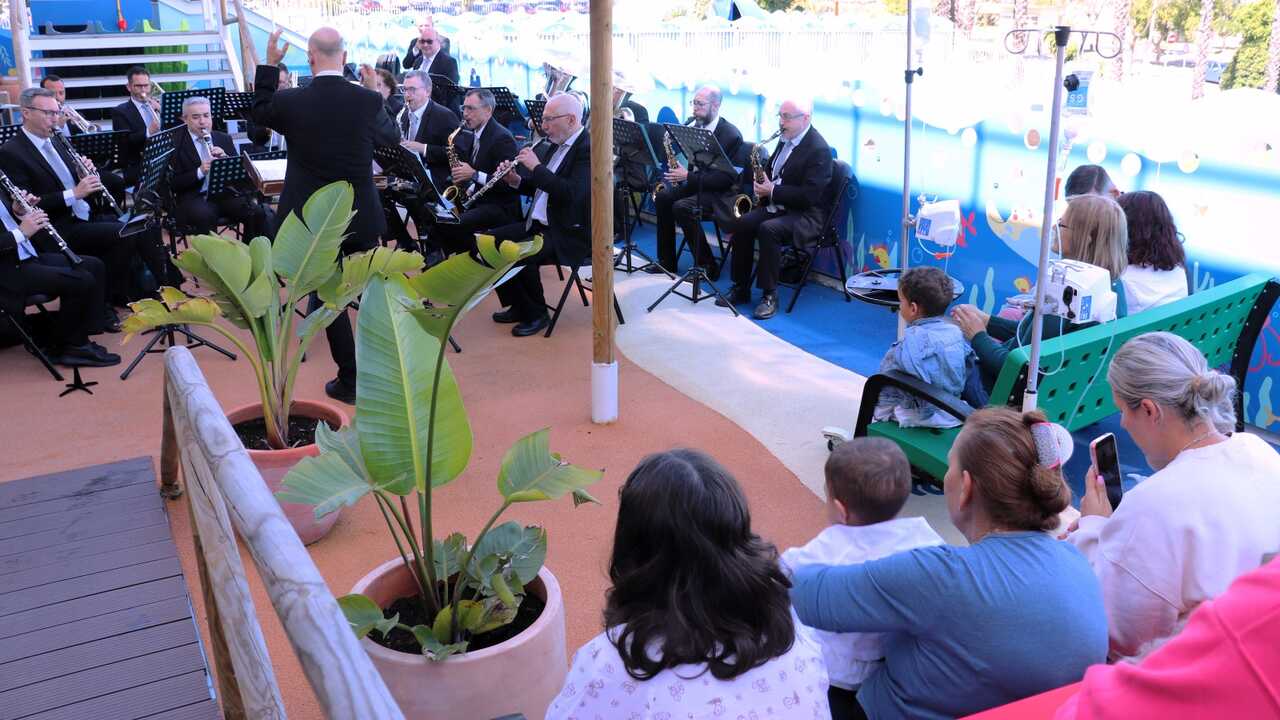 La Banda Sinfónica Municipal durante el concierto celebrado en el Patio del Amor del Hospital Juan Ramón Jiménez