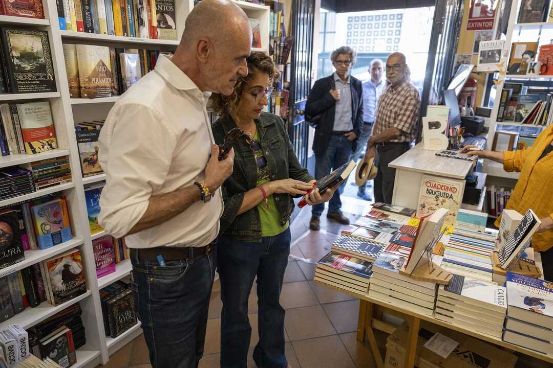 Montero con Antonio Muñoz en una librería