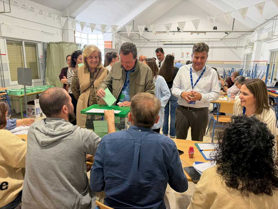González vota en un colegio de su municipio, Lepe