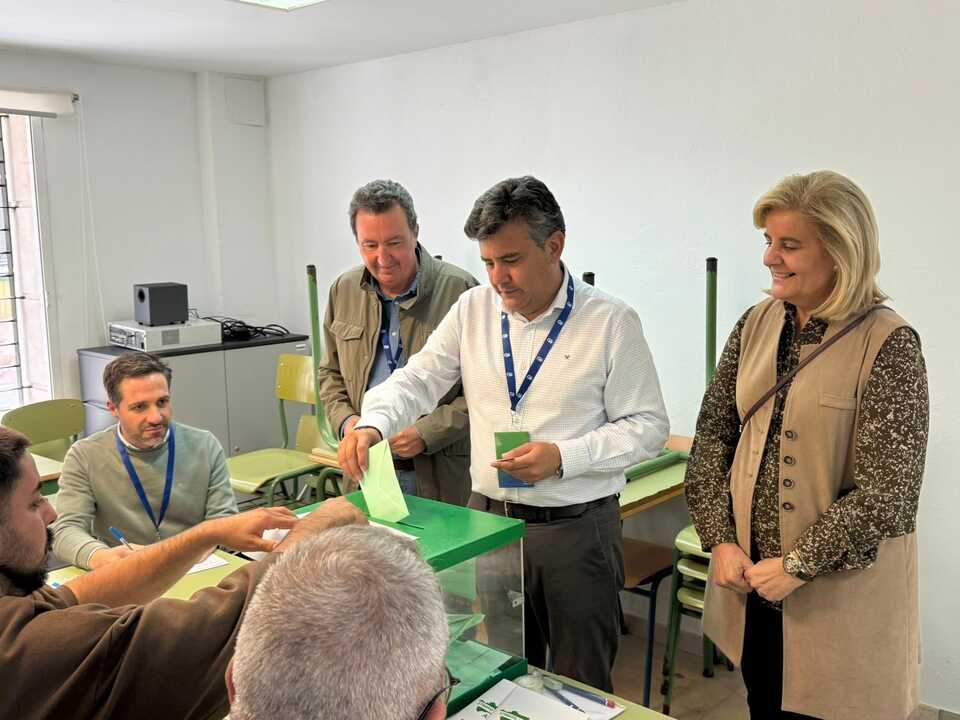 El alcalde de Lepe ejerce su derecho al voto