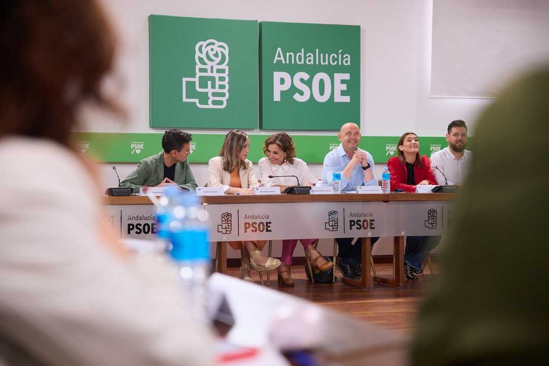 Montero y Márquez conversan en la reunion de la ejecutiva