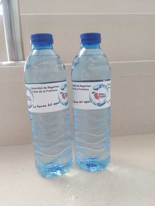 1.500 botellas de agua de la Comunidad de Regantes para la Hermandad del Rocío de Palos