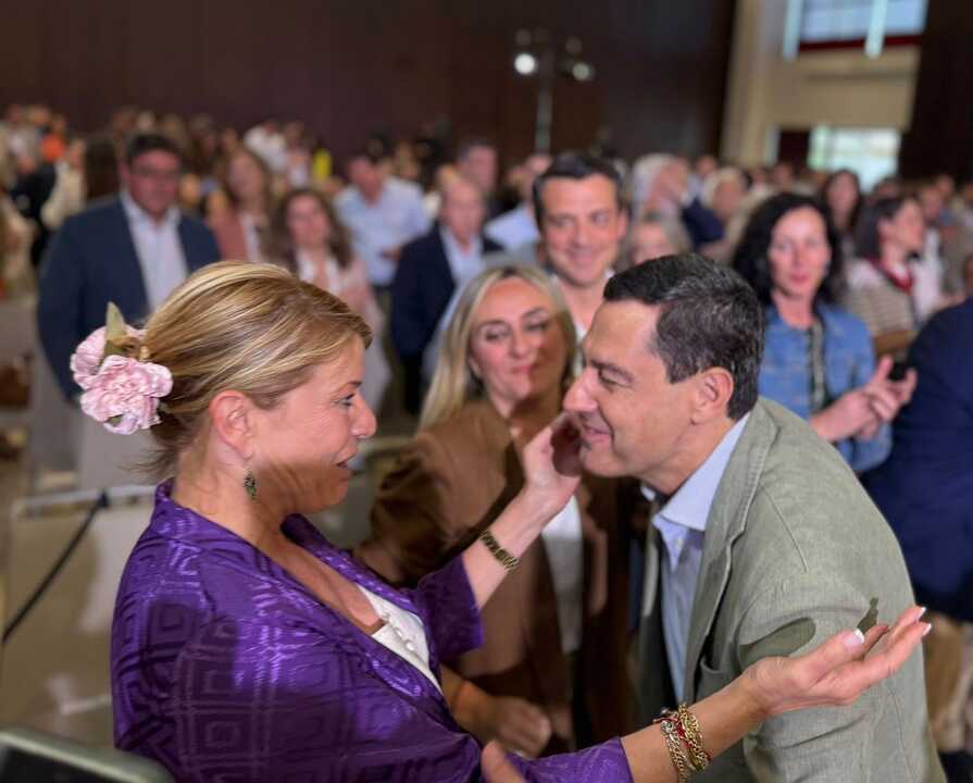 La alcaldesa de Huelva saluda a Moreno en Sevilla