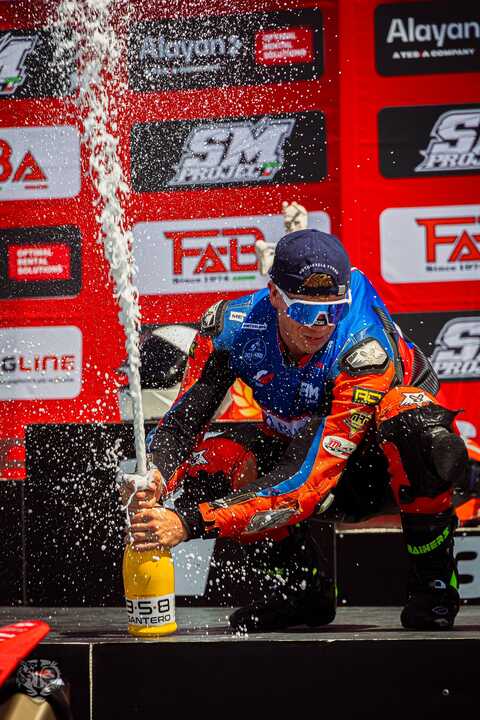 Paquito Gómez celebrando su tercer puesto