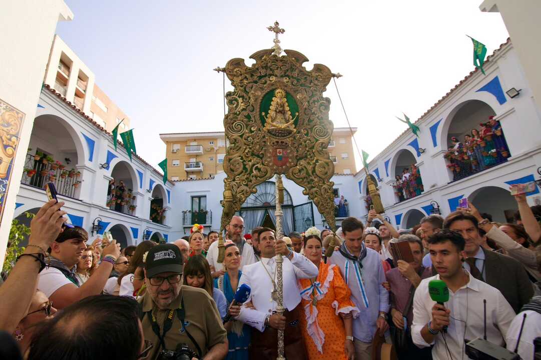 Romeros portan el Simpecado de Huelva