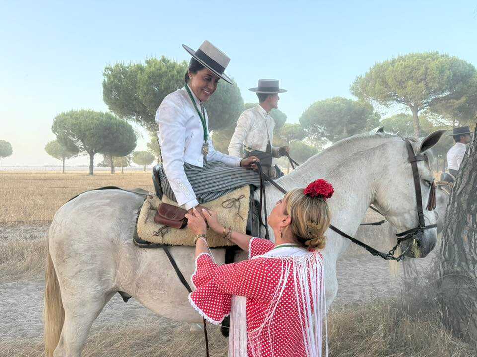 Pilar Miranda saluda a Carolina Marín que hizo el camino con Huelva