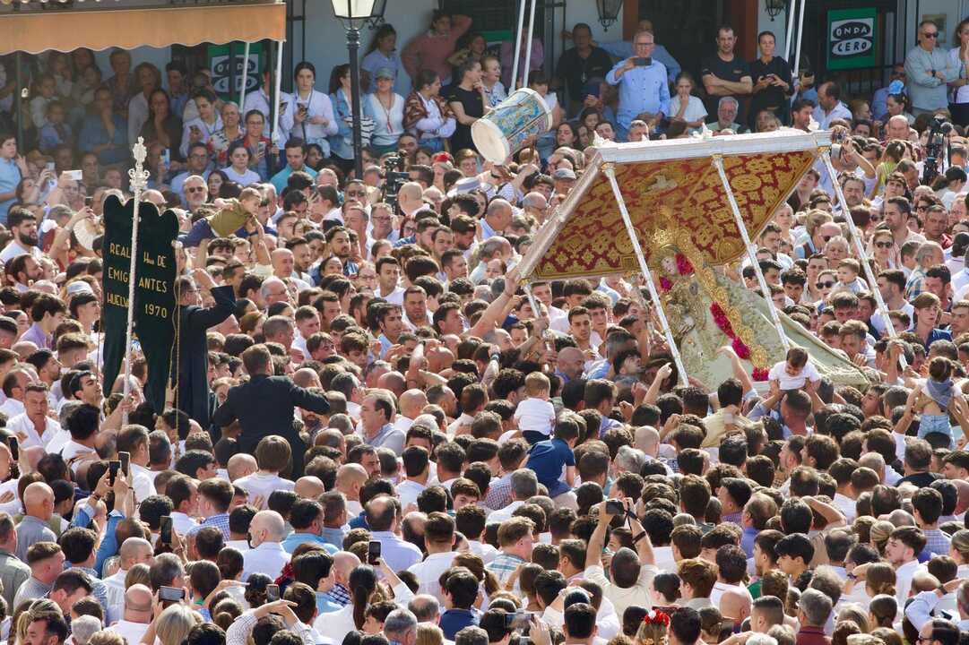 La Hermandad de Emigrantes recibe a la Virgen del Rocío. Fuente: Alberto Díaz