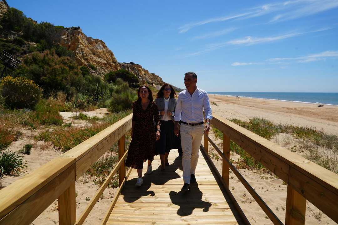 Pasarela de madera que conecta Mazagón con la playa del Parador. Fuente: Ayuntamiento de Moguer