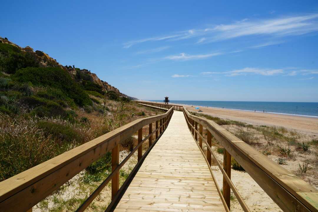 Pasarela de madera que conecta Mazagón con la playa del Parador. Fuente: Ayuntamiento de Moguer