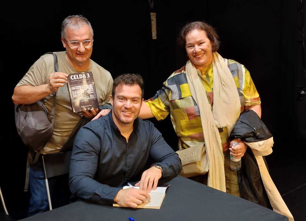 García posa tras firmar ejemplares de su libro