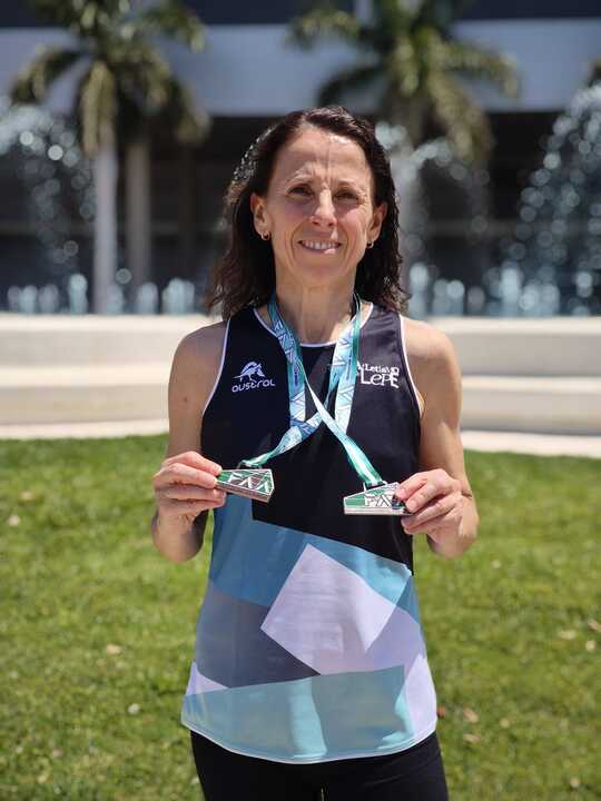 Isabel María con sus dos medallas. Fuente: Facebook Ayto Cartaya